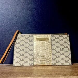 Michael Kors —wristlet EUC